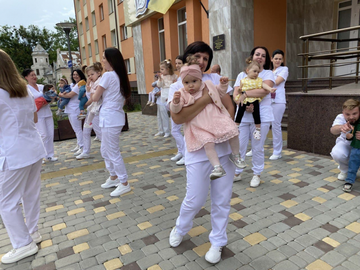 Лікарі перинатального центру у Чернівцях станцювали Всесвітній флешмоб