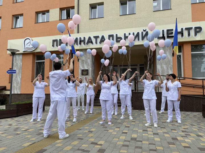 Лікарі перинатального центру у Чернівцях станцювали Всесвітній флешмоб