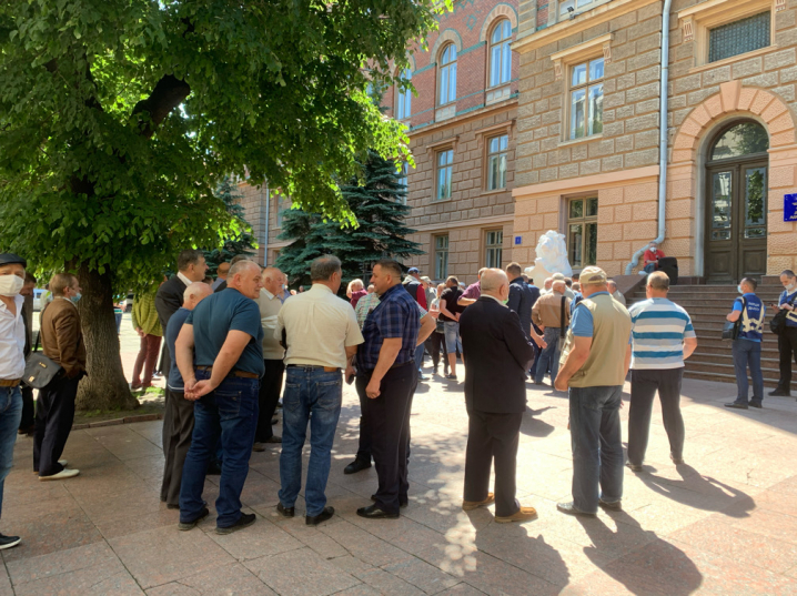 У Чернівцях під ОДА мітингують правоохоронці-ветерани (ФОТО)