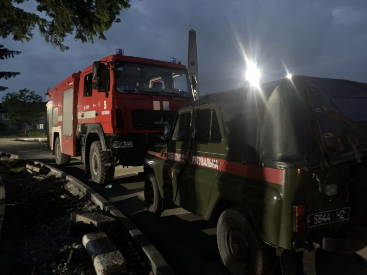 Рятувальники відкачували воду у селах Буковини, які постраждали від сильних злив