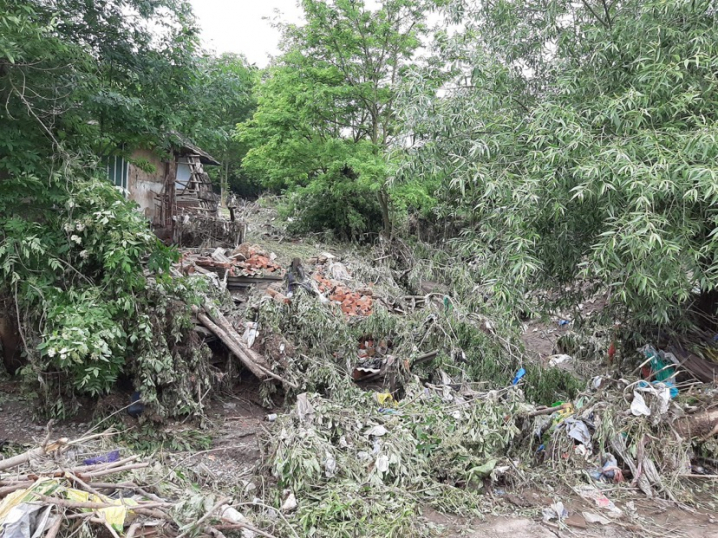 Городи затопило, на будинках тріщини: як оговтуються після негоди жителі Заставнівщини(ФОТО)