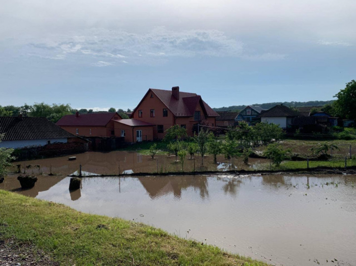 На Буковині після зливних дощів підтопило 80 житлових будинків 