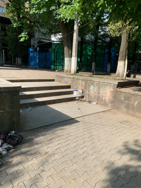 У центрі Чернівців справжній безлад: сміття розкидане по тротуарам і газонам