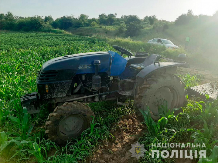 На Буковині перекинувся трактор: водія та пасажирку шпиталізували