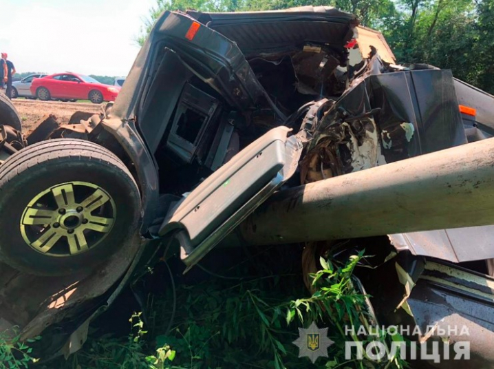 Автівка врізалася в білборд:  подробиці смертельної ДТП у Магалі