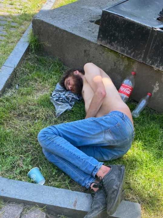 Чернівчани нарікають на безхатьків, що сплять і розпивають алкоголь прямо на площі Філармонії