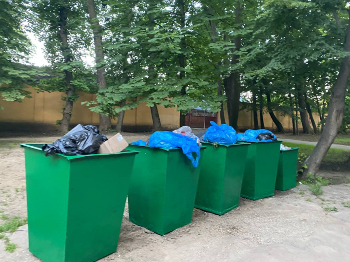 Вранці парк культури імені Шевченка зустрічає чернівчан брудом та сміттям