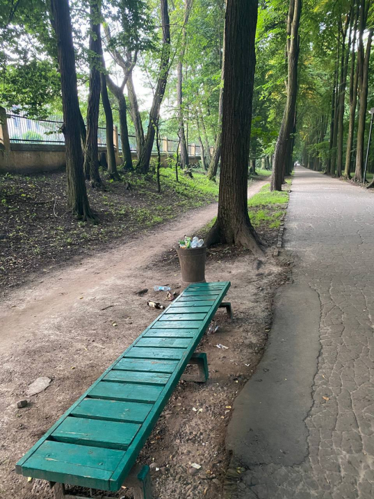 Вранці парк культури імені Шевченка зустрічає чернівчан брудом та сміттям