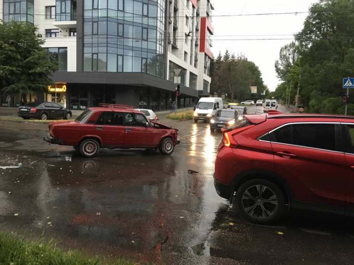 На розі вулиць Героїв Майдану та Рівненської зіткнулися автівки