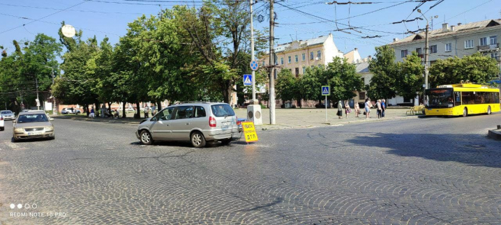 ДТП у Чернівцях на Соборній площі: є потерпілі (ФОТО)