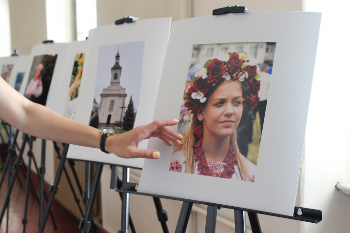 У ОДА відкрили фотовиставку до Дня Конституції України