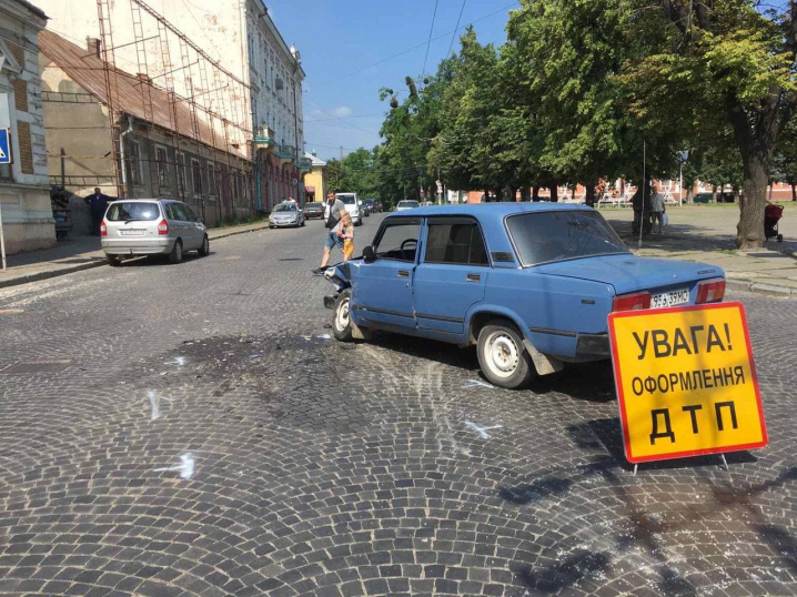 ДТП у Чернівцях на Соборній площі: є потерпілі (ФОТО)