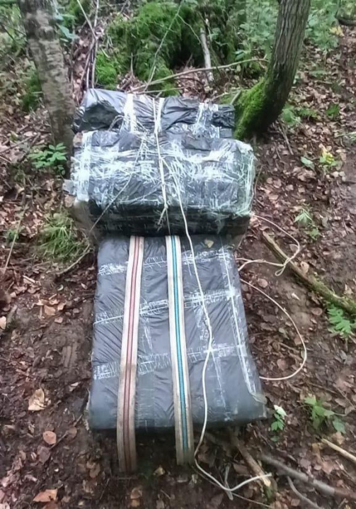 Понад 30 ящиків нелегальних цигарок вилучили у контрабандистів буковинські прикордонники Понад 30 ящиків нелегальних цигарок вилучили у контрабандистів буковинські прикордонники