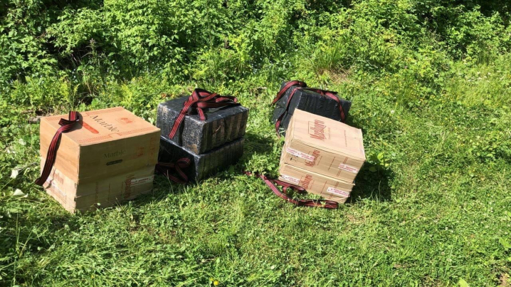 Понад 30 ящиків нелегальних цигарок вилучили у контрабандистів буковинські прикордонники Понад 30 ящиків нелегальних цигарок вилучили у контрабандистів буковинські прикордонники