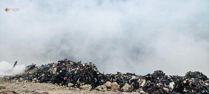 Під сусіднім Тернополем горить велике сміттєзвалище