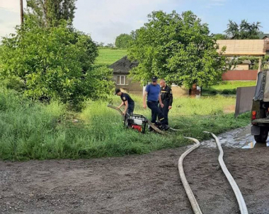 Рятувальники відкачували воду у селах Буковини, які постраждали від сильних злив