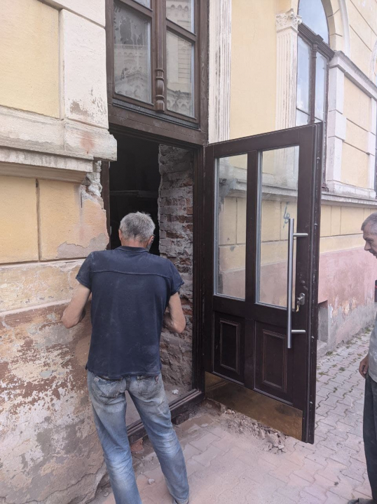 В історичному центрі Чернівців розбивають старовинний будинок переробляючи під бар