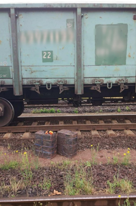 Контрабанда у руді: прикордонники виявили партію нелегальних цигарок у вантажному потязі