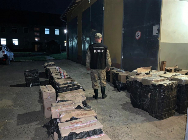 Зупиняли пострілами: на Буковині контрабандисти намагалися перенести до Румунії 45 ящиків цигарок
