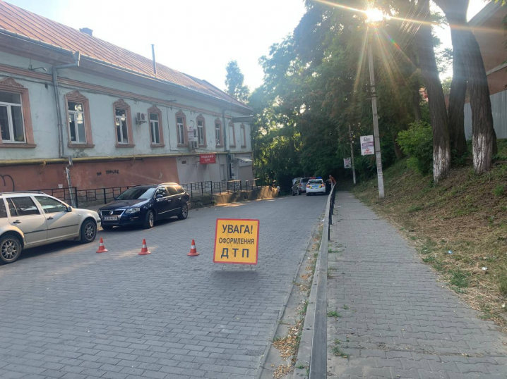 Увага, ДТП! У Чернівцях через аварію перекрили рух вулицею Увага, ДТП! У Чернівцях через аварію перекрили рух вулицею