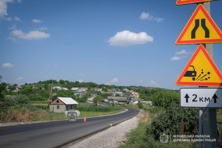 Якісна дорога – це нові можливості: на Буковині завершується ремонт дороги, яка  яка веде до села Ставчани