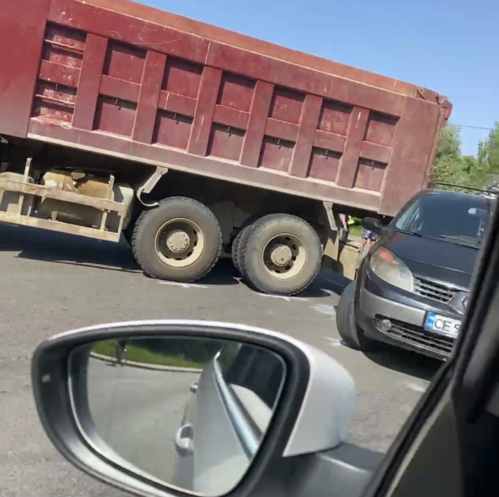 ДТП у Чернівцях: зіткнулись вантажівка та легковику