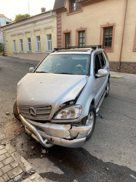 У Чернівцях водієві таксі стало погано за кермом: авто влетіло у будинок