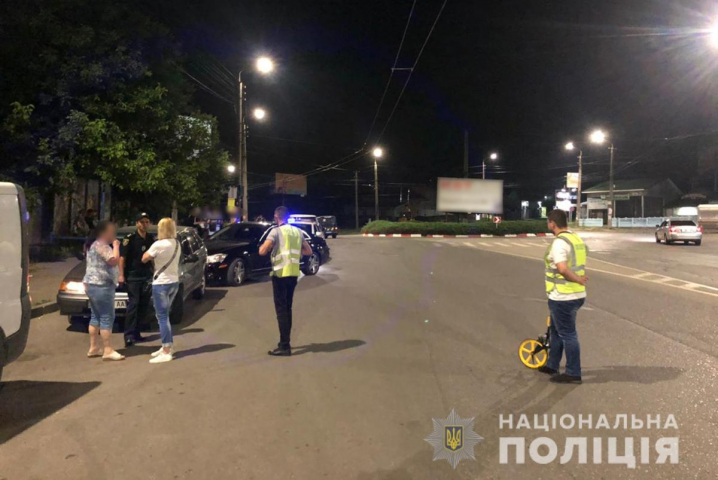 У Чернівцях на ходу з автомобіля випали пасажири: один із потерпілих загинув