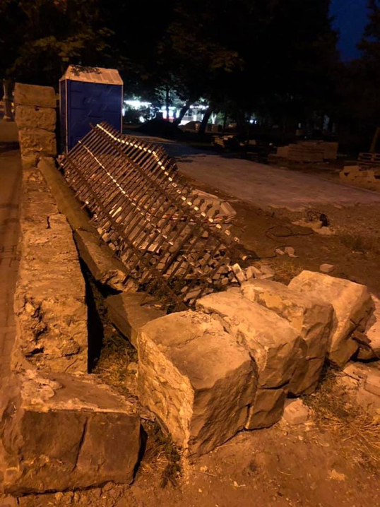 Варварська реконструкція: у сквері біля ЧНУ розтрощили старовинний паркан