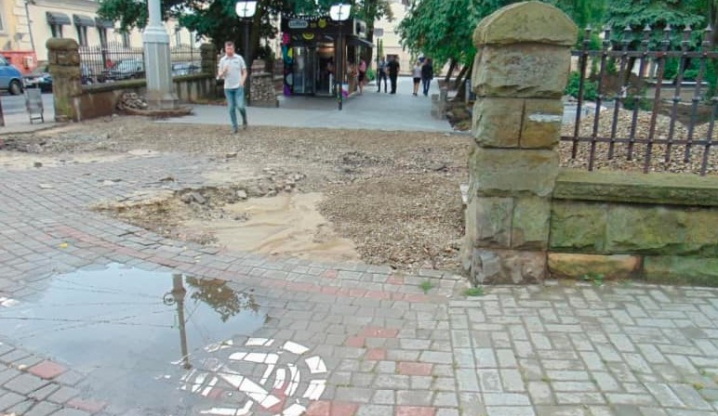 Чернівецька ОДА вимагає пояснень у міськради, куди поділася огорожа скверу Чернівецька ОДА вимагає пояснень у міськради, куди поділася огорожа скверу