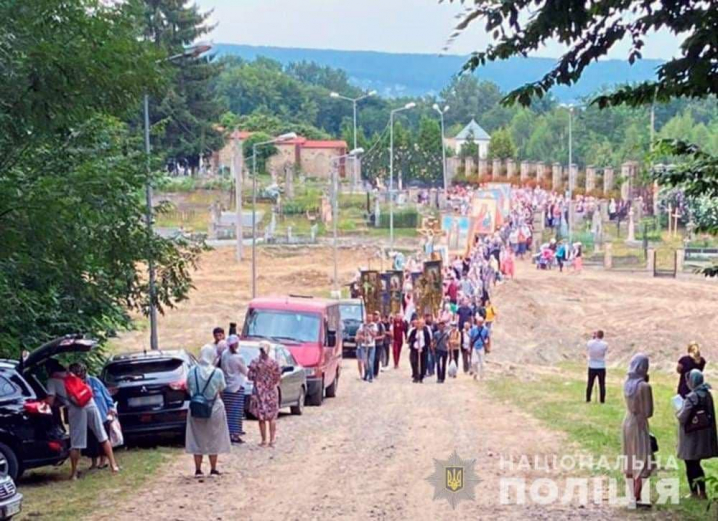 Понад тисячу паломників йдуть до чоловічого монастиря на Буковині