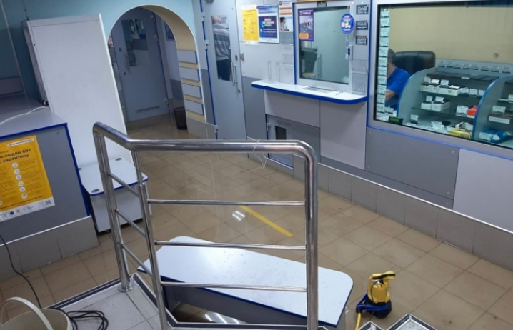 У Чернівцях через негоду затопило заклади, що знаходяться в напівпідвальних приміщеннях