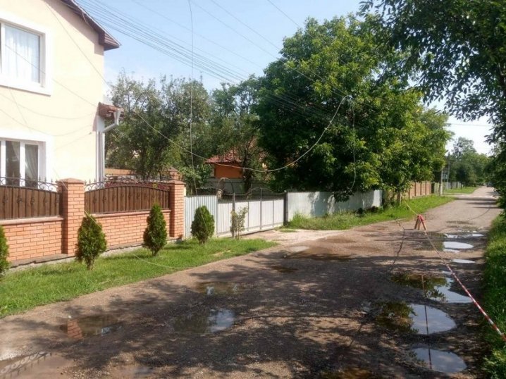 Вже добу обірвані дроти під напругою лежать біля будинку: влада не реагує на скарги чернівчан Вже добу обірвані дроти під напругою лежать біля будинку: влада не реагує на скарги чернівчан