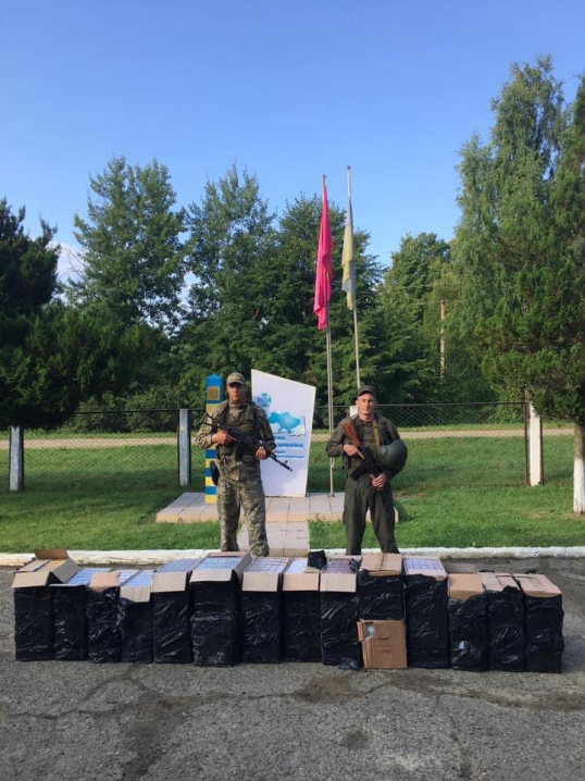 Понад 7 тисяч пачок цигарок намагалися перенести через кордон контрабандисти