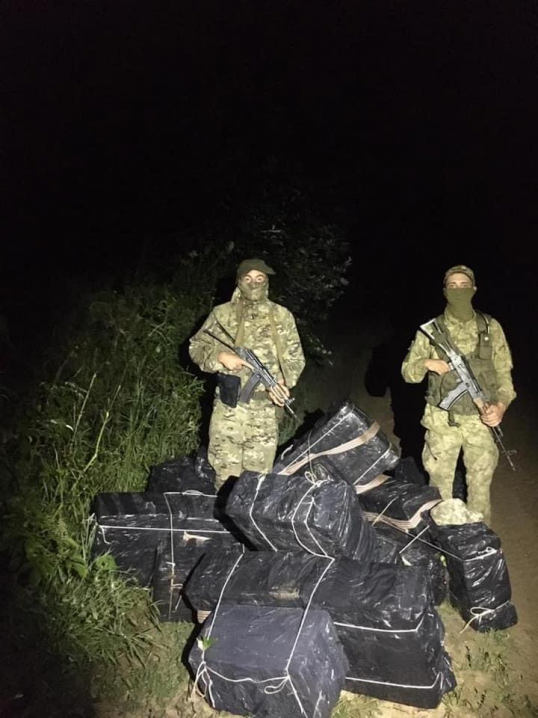 Понад 7 тисяч пачок цигарок намагалися перенести через кордон контрабандисти