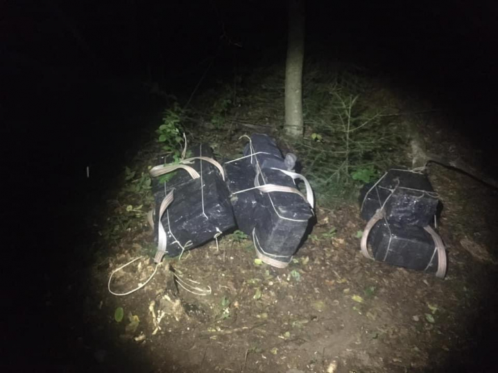 Понад 7 тисяч пачок цигарок намагалися перенести через кордон контрабандисти