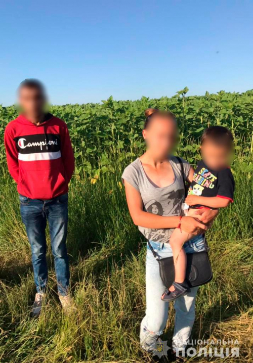 Прикордонники затримали іноземця, який намагався незаконно переправити до Румунії чернівчанку з 2-річний сином