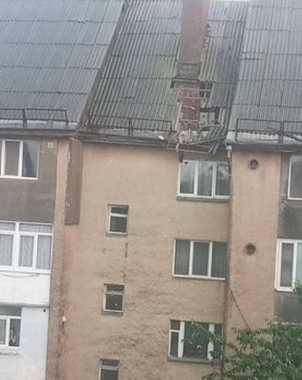 У Чернівцях на вулиці Заводській через зливу відірвався дах будинку