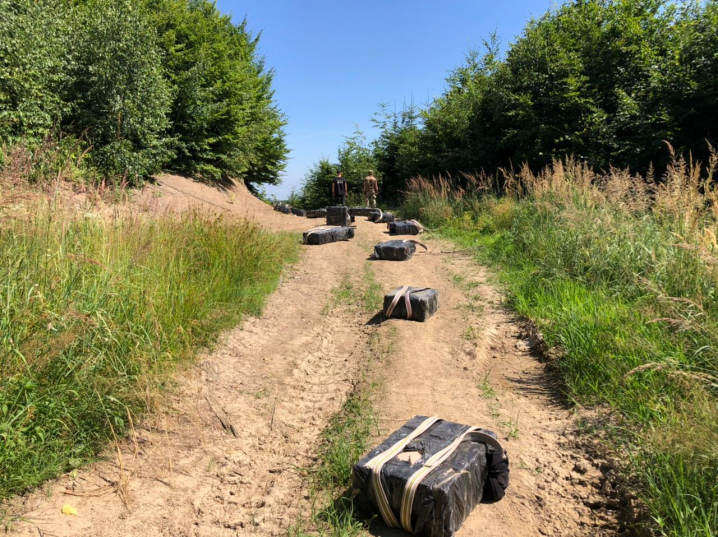 Контрабандисти намагались пронести партію контрафактних цигарок до Румунії гірськими стежками