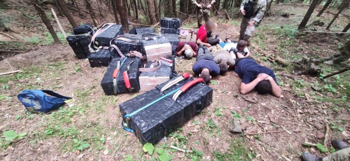 Контрабандисти намагались пронести партію контрафактних цигарок до Румунії гірськими стежками