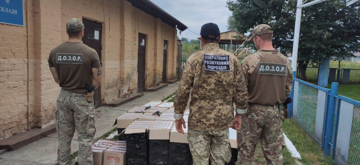 Контрабандисти намагались пронести партію контрафактних цигарок до Румунії гірськими стежками