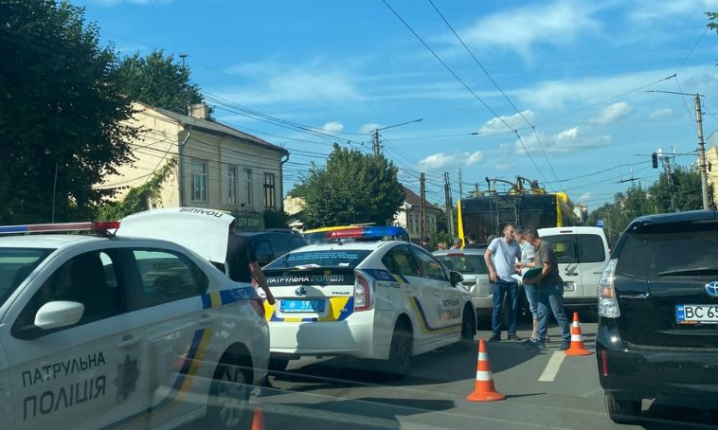 У Чернівцях на Героїв Майдану автівка протаранила тролейбус