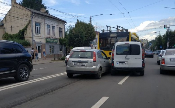 У Чернівцях на Героїв Майдану автівка протаранила тролейбус