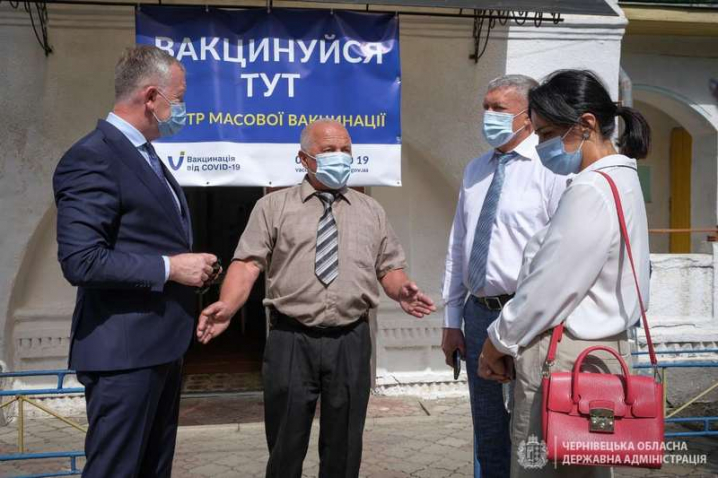 Сергій Осачук відвідав усі центри масової вакцинації на Буковині