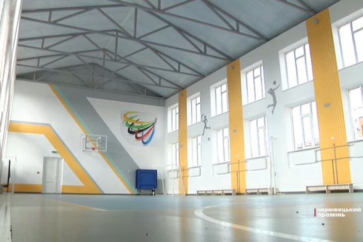 Сільську школу на Буковині облаштували ліфтами і спортивними роздягальнями