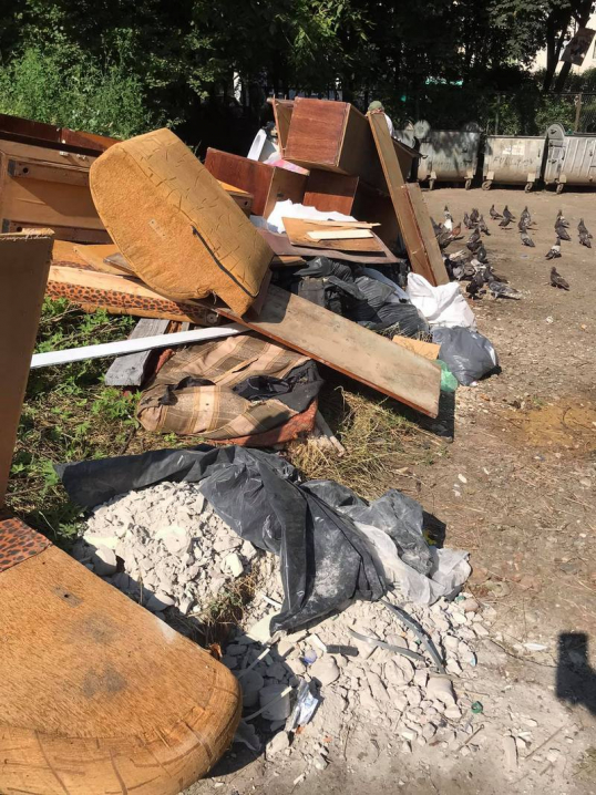 Напередодні зустрічі з Клічуком на Бульварі викосили двометрові бур’яни та вивезли сміття