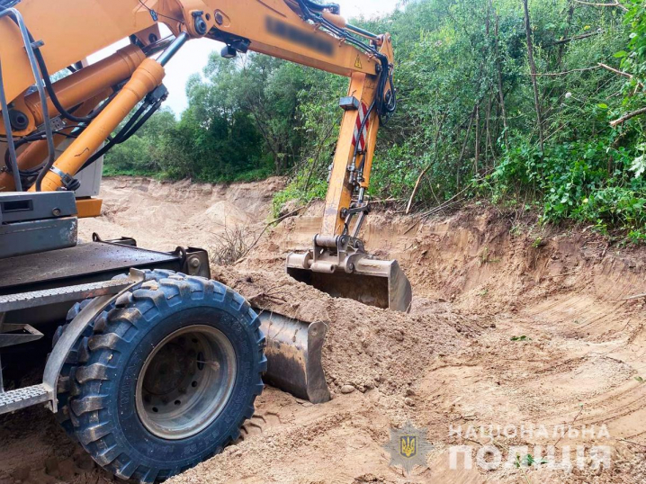 На Буковині зафіксували незаконний видобуток гравію На Буковині зафіксували незаконний видобуток гравію
