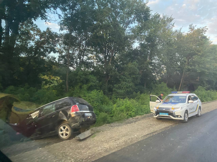 ДТП неподалік Чернівців: позашляховик з'їхав у кювет