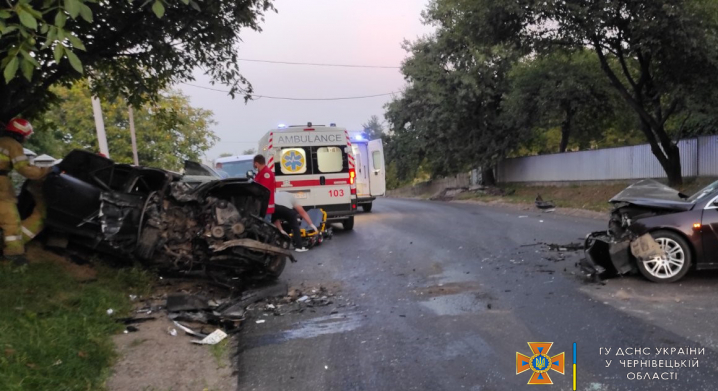 Рятувальники допомогли деблокували буковинку із авто, що потрапило в ДТП