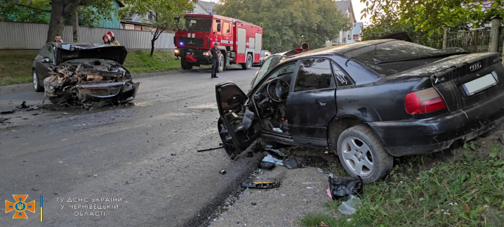 Рятувальники допомогли деблокували буковинку із авто, що потрапило в ДТП